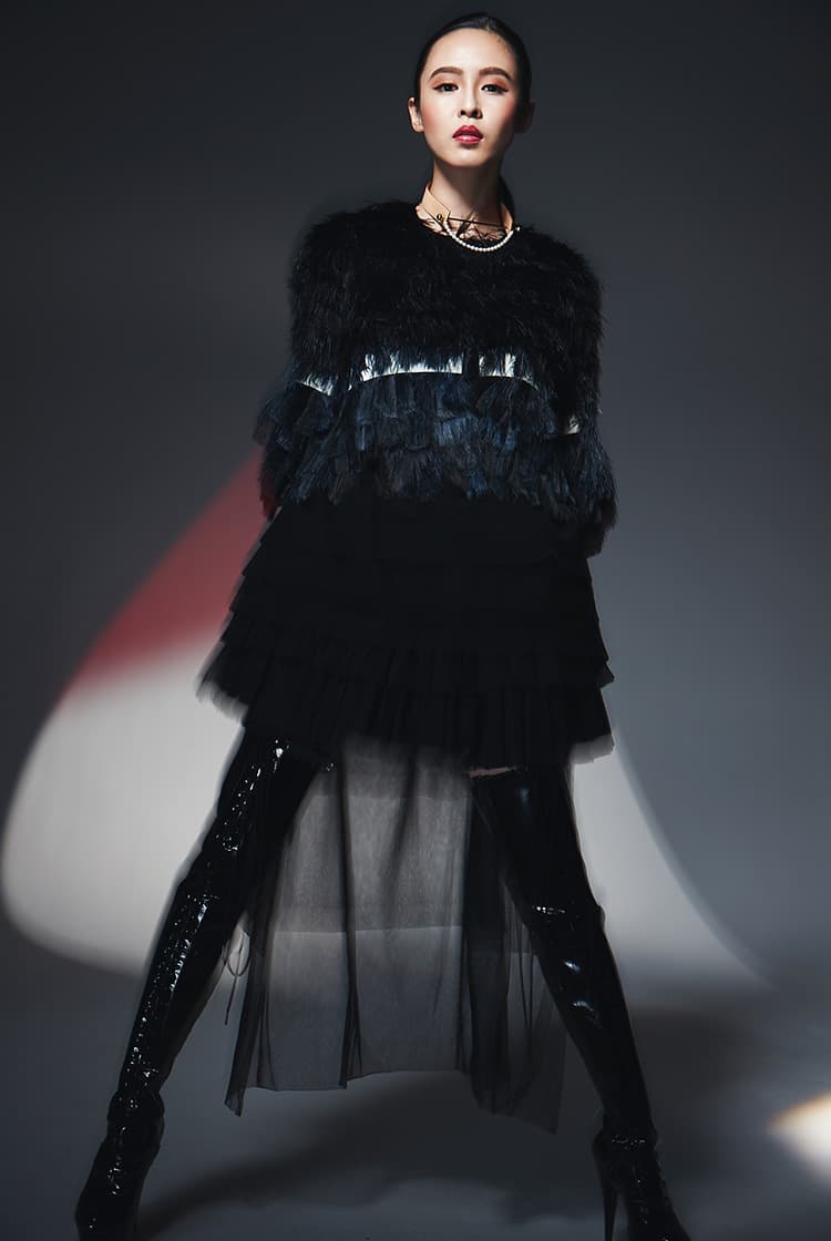 黒い羽の衣装に身を包みモデルをするAkari
