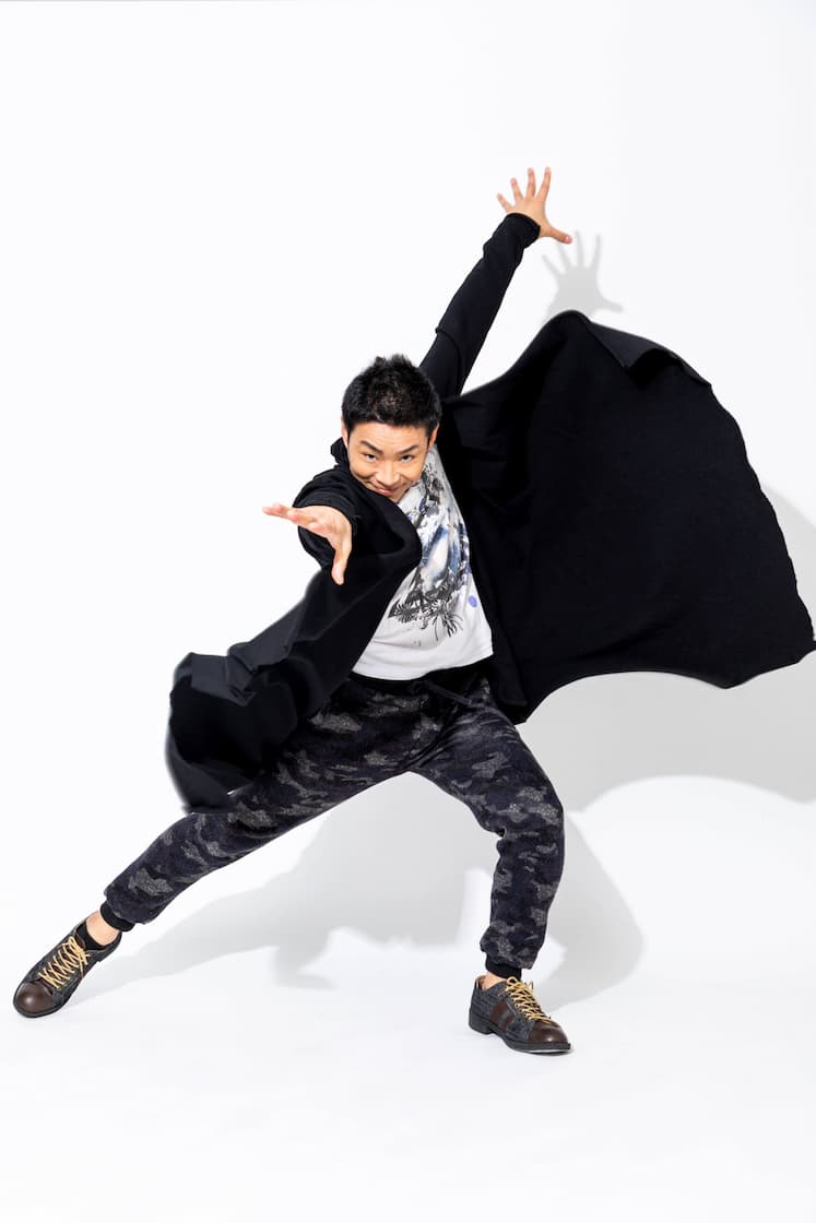 両手足を広げた決めポーズのEBIKEN・蛯名健一