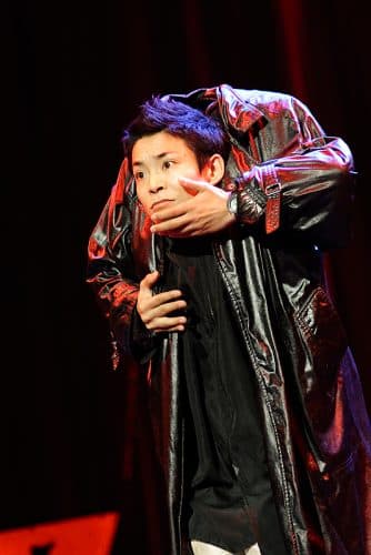 首が取れるパフォーマンス