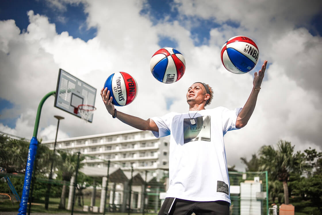 jjによるボール3つのバスケットボールパフォーマンス