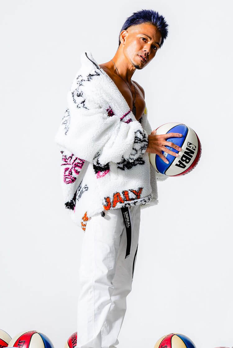 たくさんのバスケットボールとともに