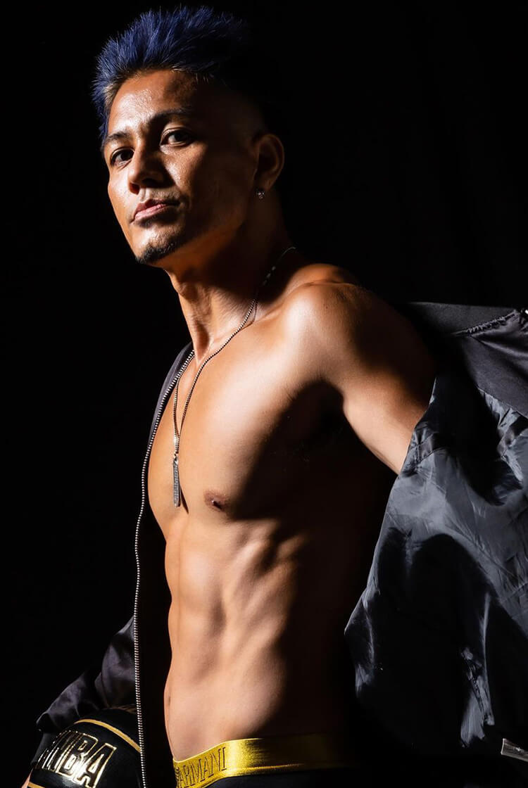 鍛え抜かれたJJの肉体美、右向き