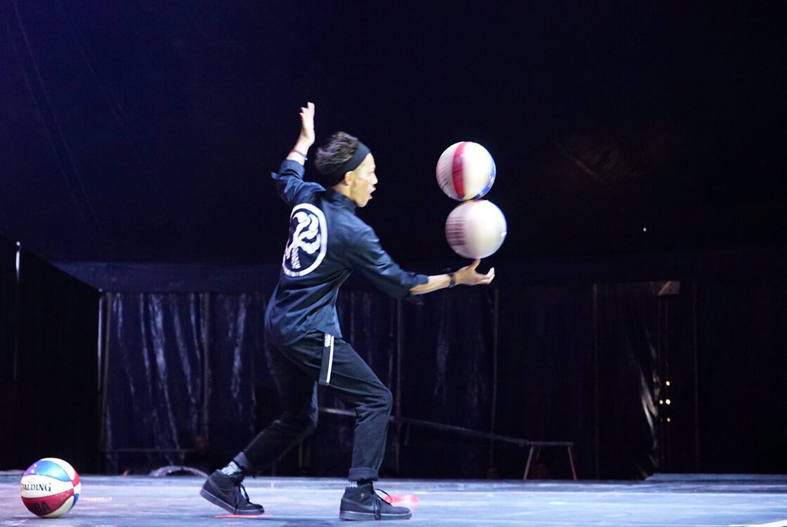 JJによるフリースタイルバスケットボールのステージパフォーマンス