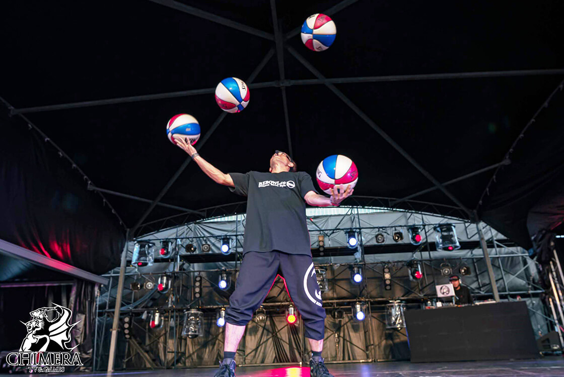 JJによるフリースタイルバスケットボールのステージパフォーマンス