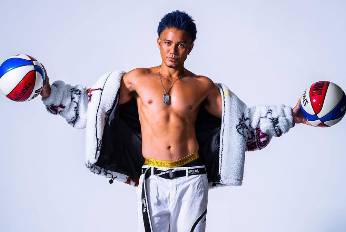 鍛え抜かれたJJの肉体美、両手にボールを持って