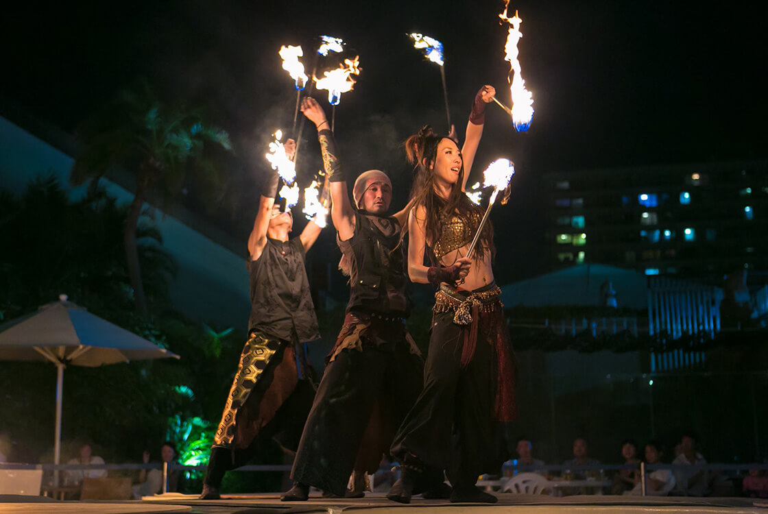 松明を掲げるかぐづちメンバー3人