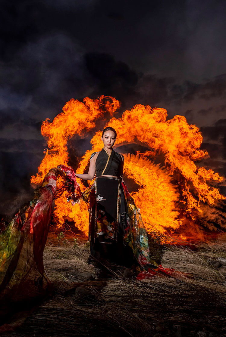 橙色の炎を背景にパフォーマンス