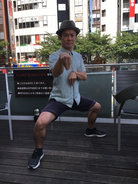 空手のポースをするキッキィ／株式会社コロコロコロ・パフォーマー