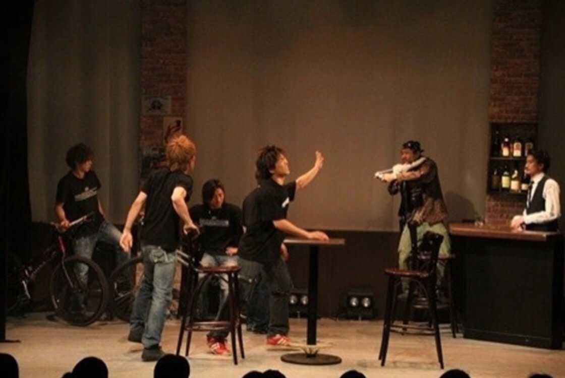 役者として舞台で役を演じるKIKKY（山崎清之）