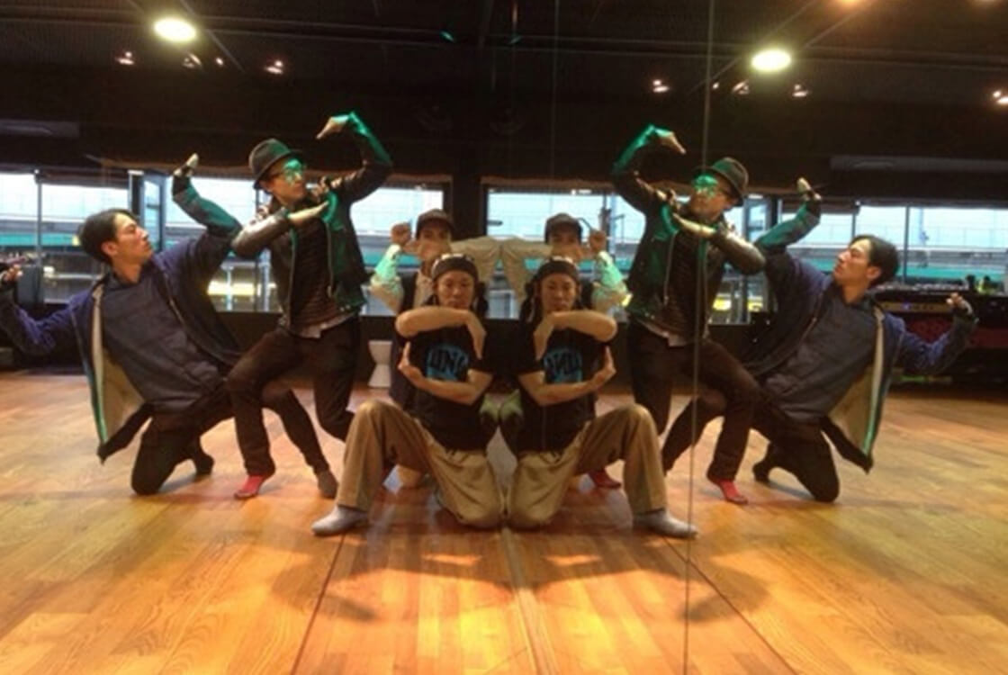 鏡合わせでパフォーマンスする4人のダンサー