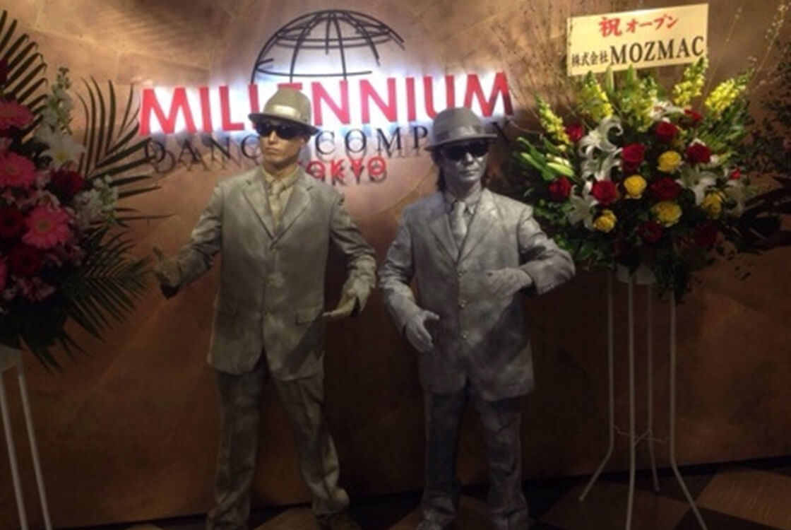 マネキンに扮するパフォーマンス