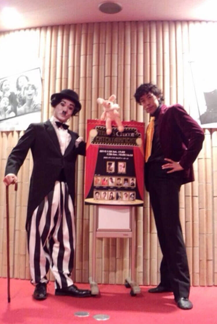 チャップリンに扮装するKIKKY（キッキィ）