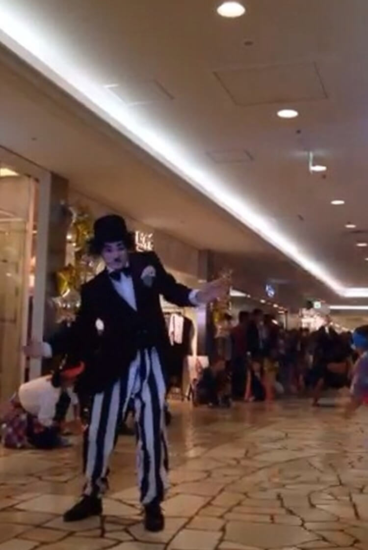 チャップリンでパフォーマンスするKIKKY（山崎清之）