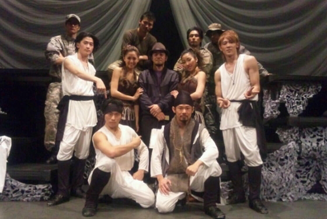 パフォーマたちと集合写真