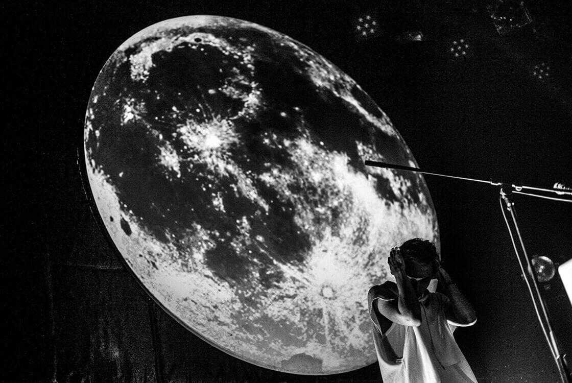 月を背にしたリトモのライブ風景のモノクロフォト