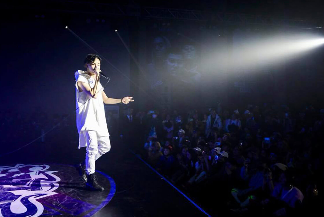 マイクを持ち観客の前でパフォーマンスするreatmo