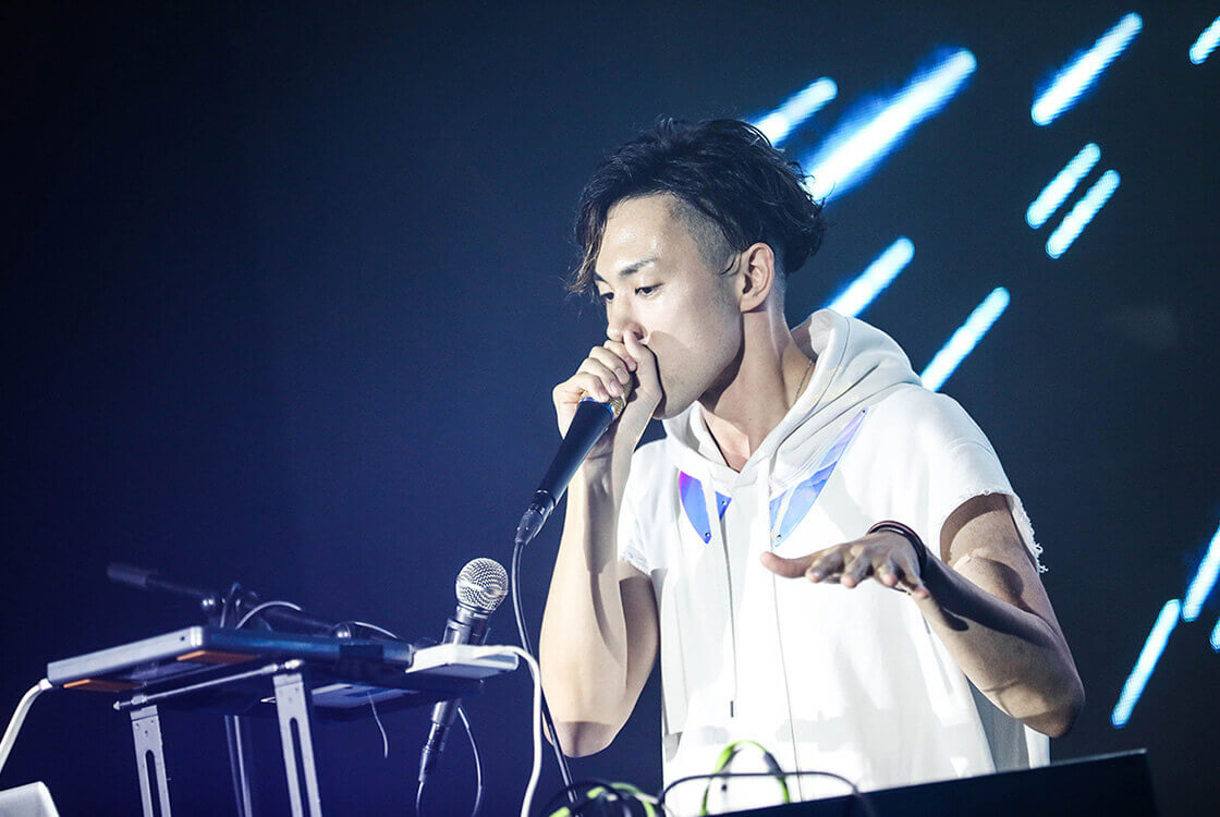 マイクを持ちボイスパーカッションをするREATMO