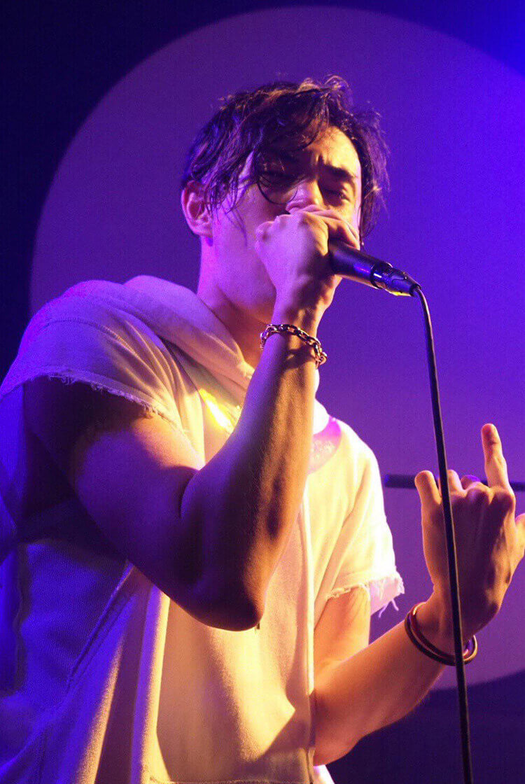 マイクを持ちボイスパーカッションをするREATMO