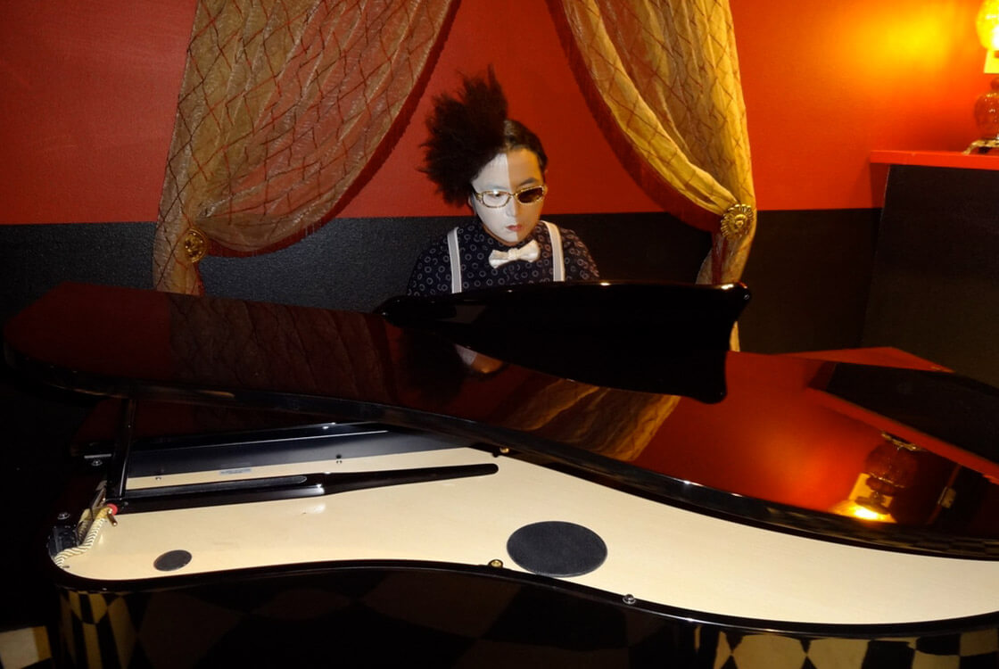 グランドピアノを弾くTanBA