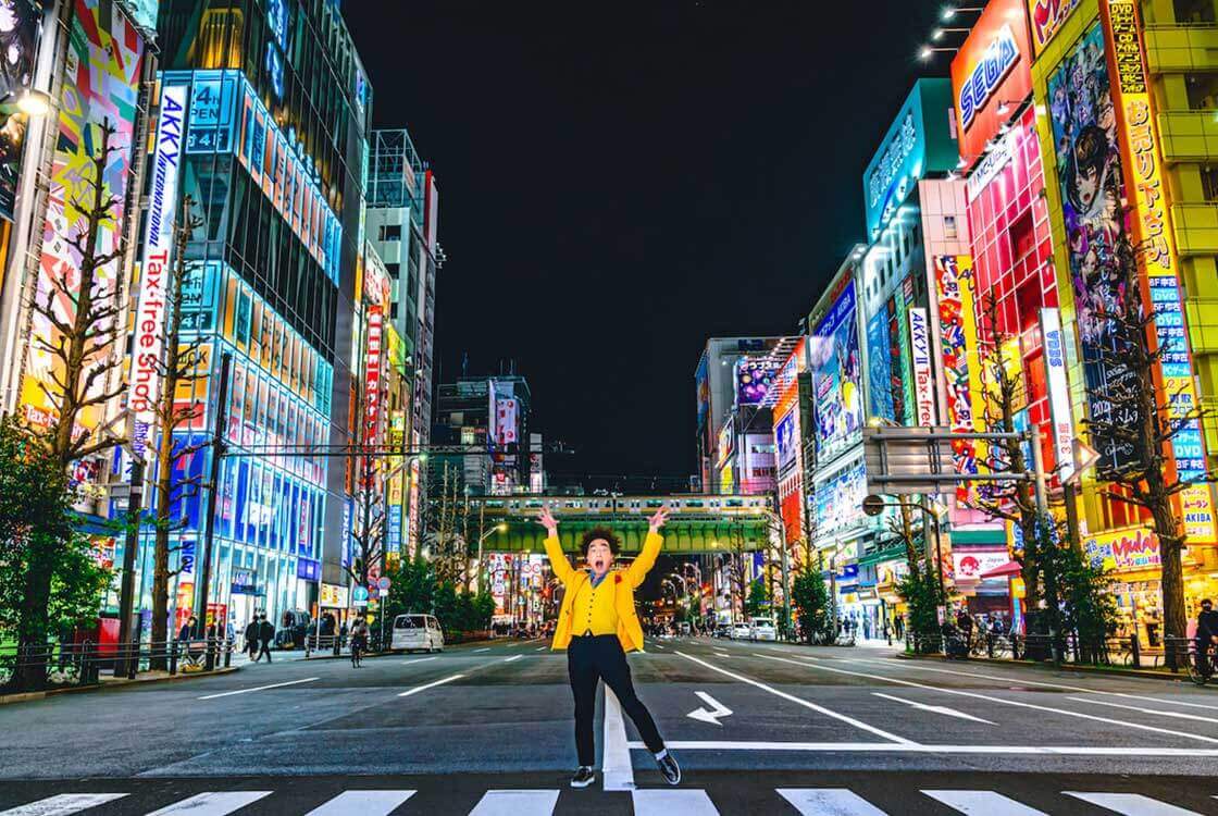 街中の横断歩道でバンザイポースのTanBA