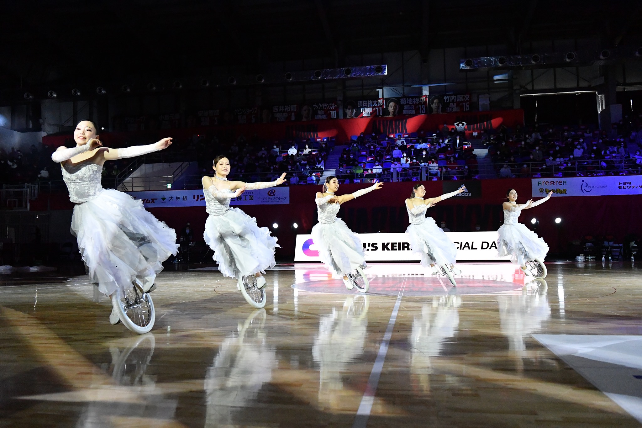 白い衣装で一輪車パフォーマンス