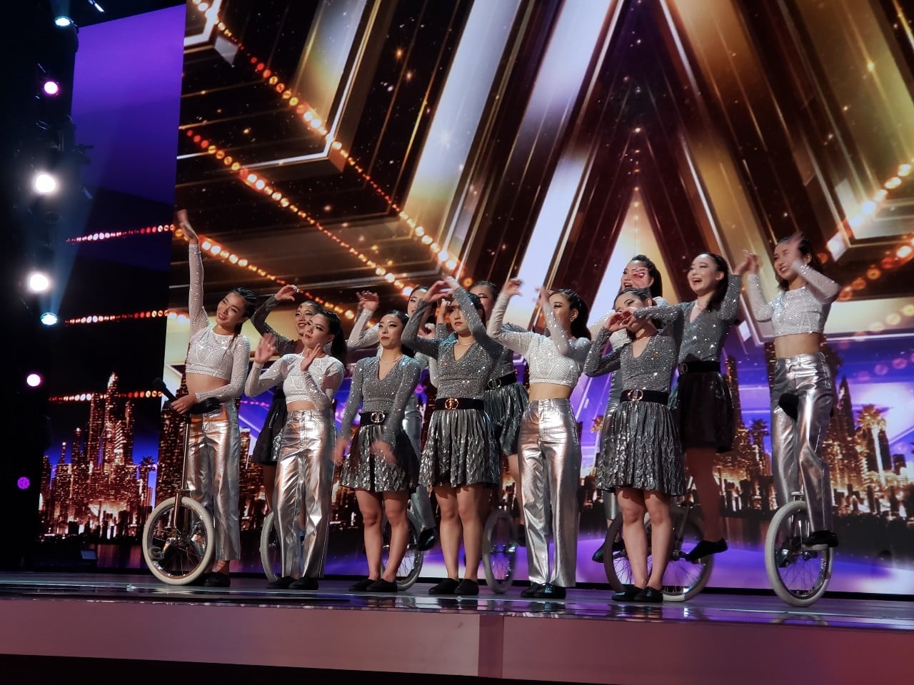 白と銀の衣装でステージに立った12人